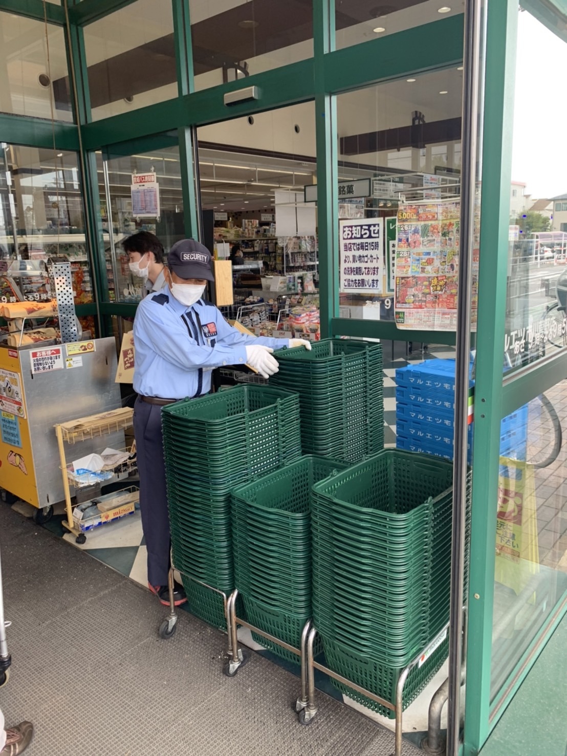 画像：イベント雑踏警備の案内係です。