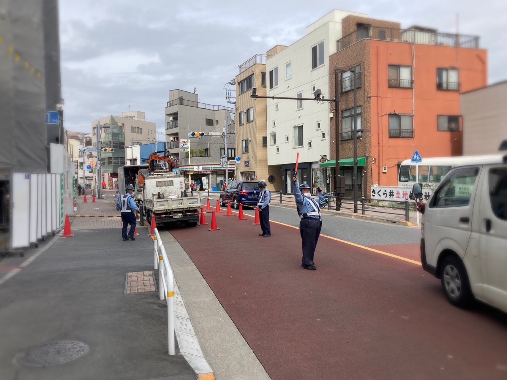 画像：イベント雑踏警備の案内係です。